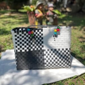 Bolso artesanal en zuncho blanco y negro