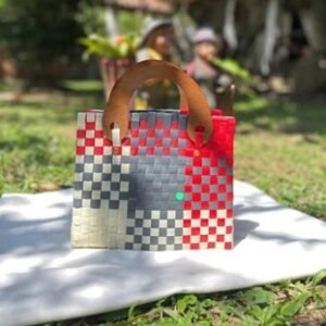 Bolso pequeño de zuncho tricolor con asas de madera