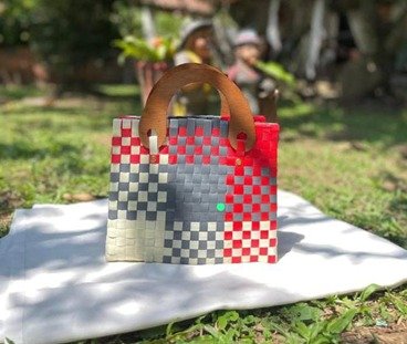 Bolso pequeño de zuncho tricolor con asas de madera