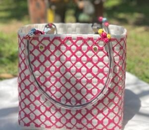 Bolso artesanal en zuncho blanco con diseño rosa – Práctico, colorido y ecológico