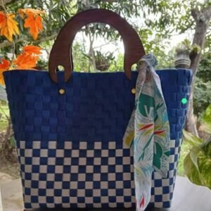 Bolso artesanal en zuncho azul con asas de madera