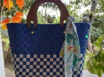 Bolso artesanal en zuncho azul con asas de madera
