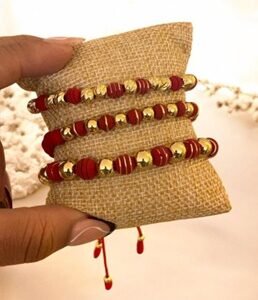 Colección de manillas elaboradas con balines de acero inoxidable y detalles en neopreno rojo