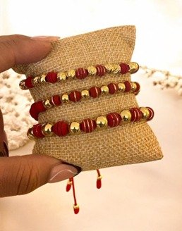 Colección de manillas elaboradas con balines de acero inoxidable y detalles en neopreno rojo